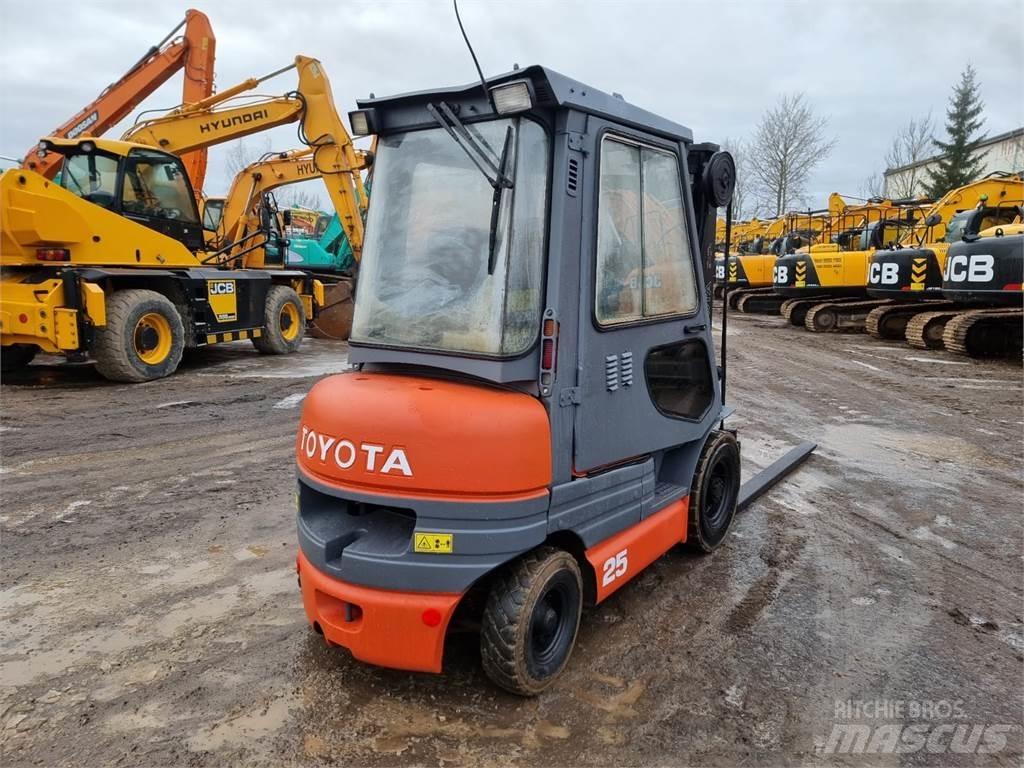 Toyota FD25 Дизелови камиони