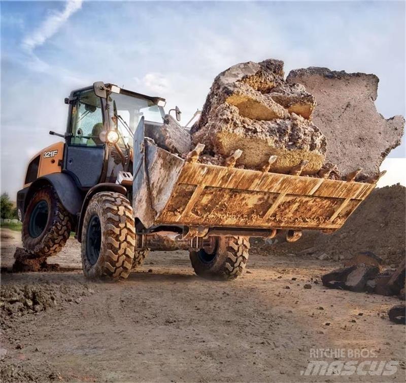 CASE 321F Колесни товарачи