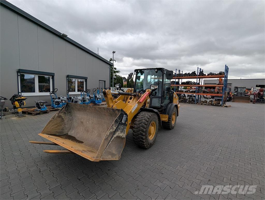 CAT 906 Колесни товарачи