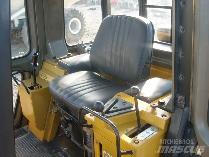 CAT 943 Верижен товарач