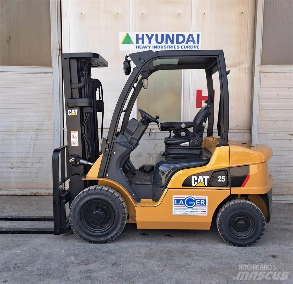 CAT DP25N Дизелови камиони