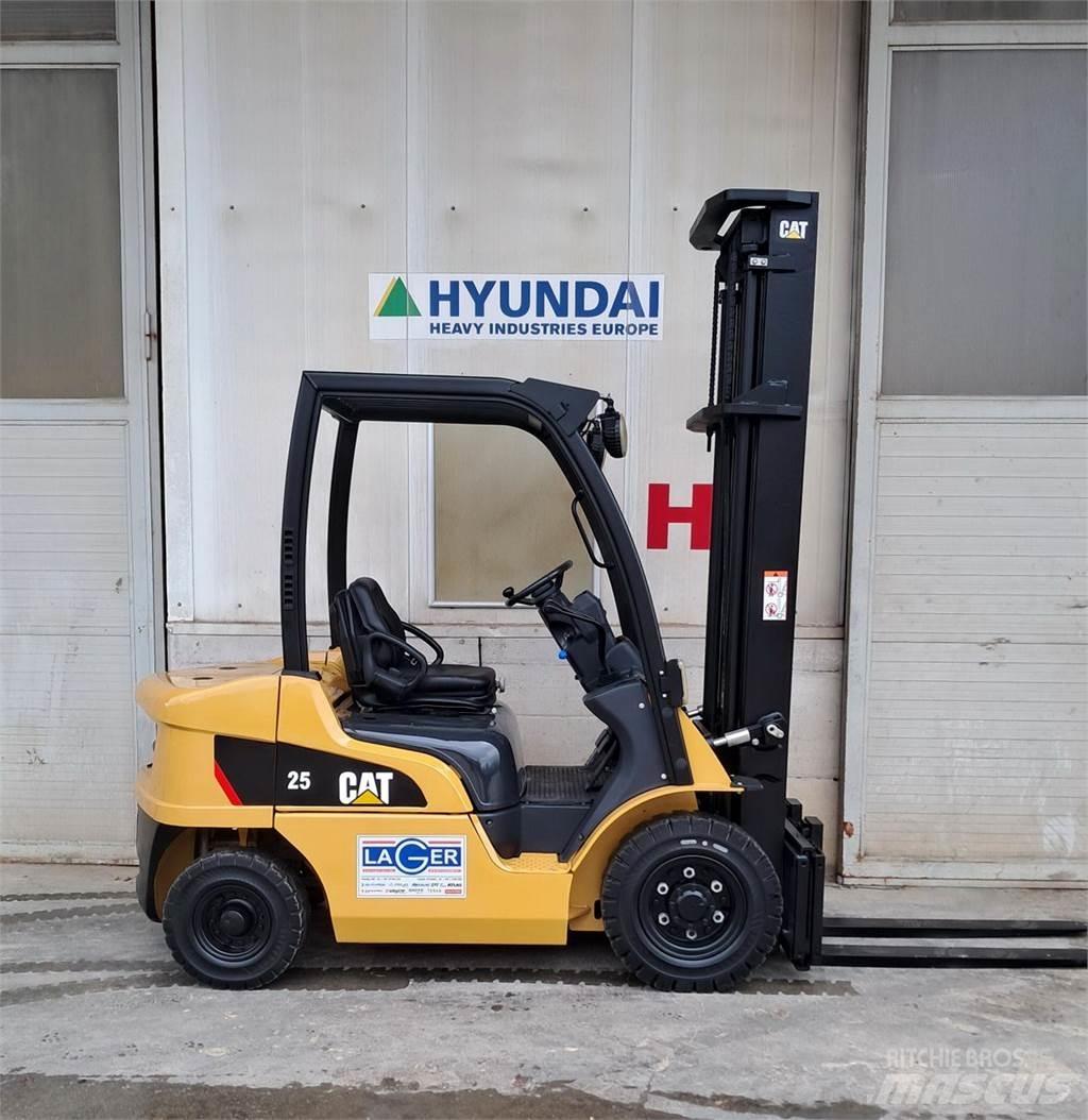 CAT DP25N Дизелови камиони