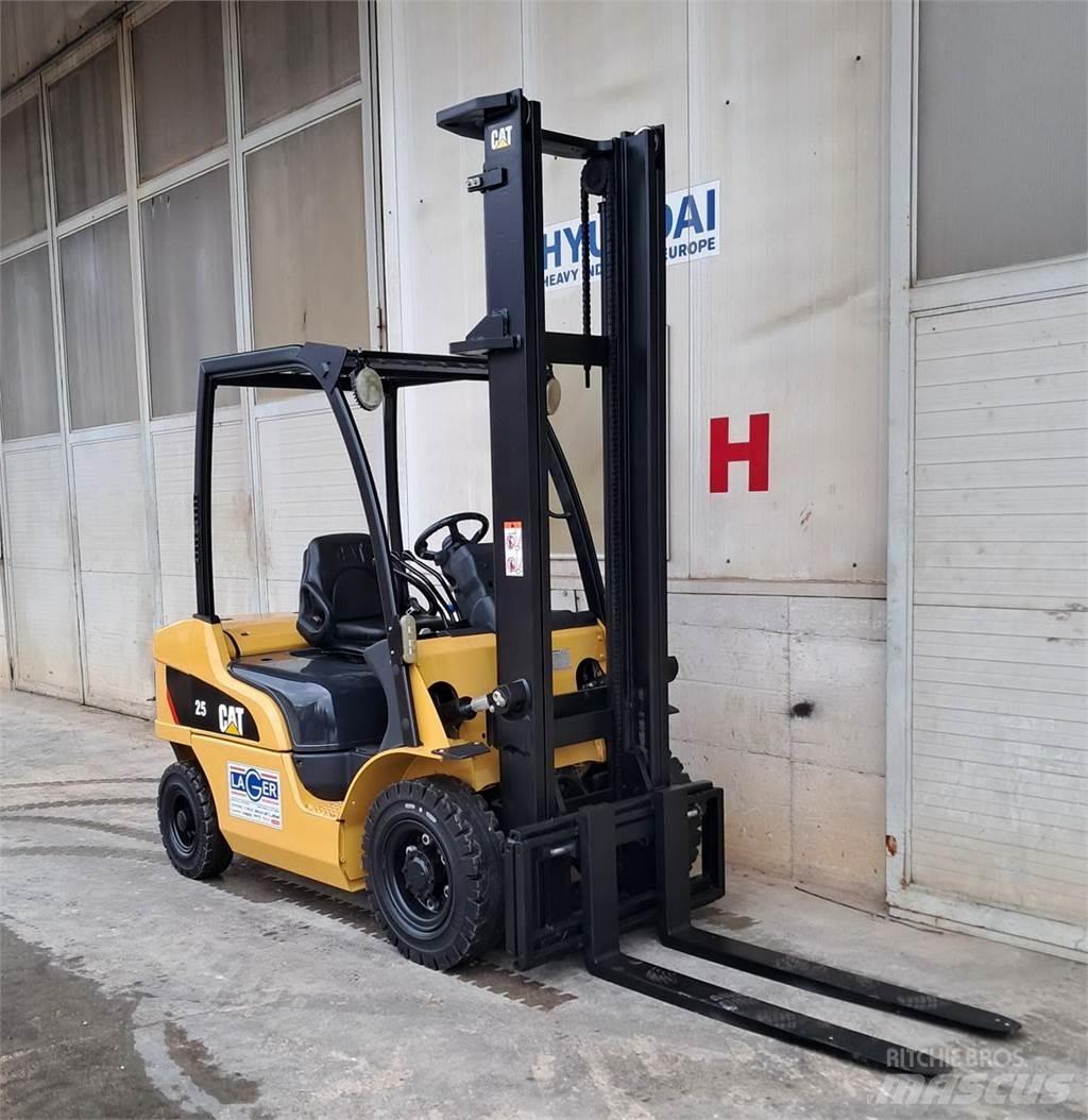 CAT DP25N Дизелови камиони