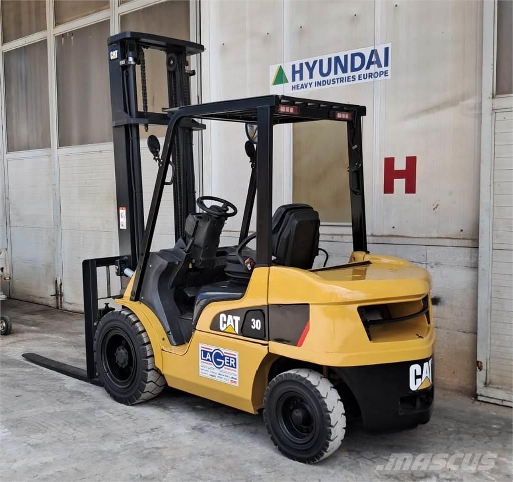 CAT DP30NT Дизелови камиони