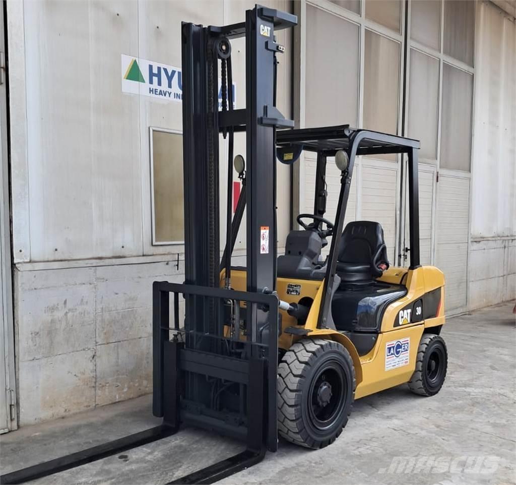 CAT DP30NT Дизелови камиони