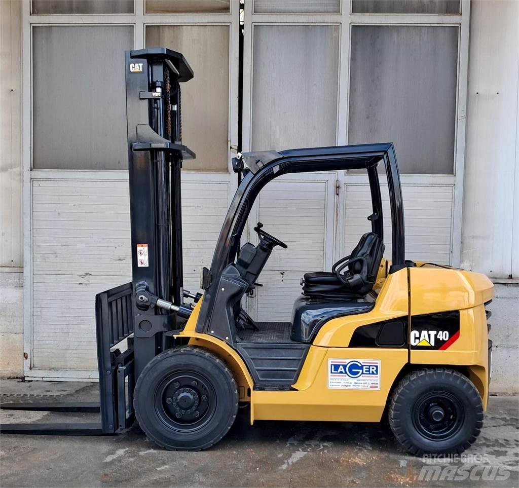 CAT DP40NT Дизелови камиони