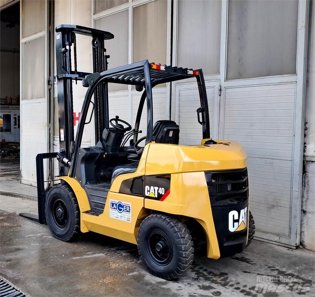 CAT DP40NT Дизелови камиони