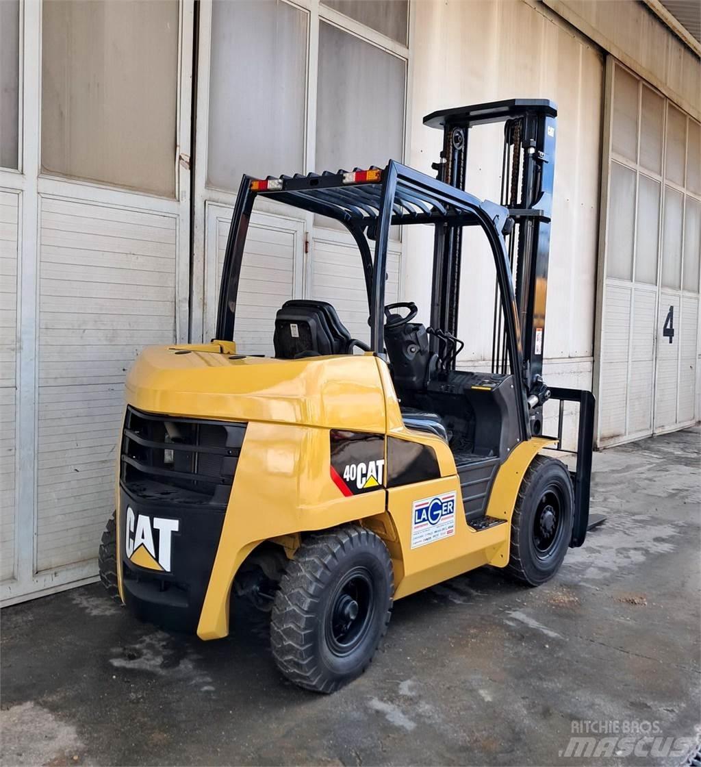 CAT DP40NT Дизелови камиони
