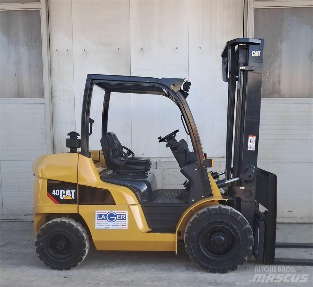 CAT DP40NT Дизелови камиони