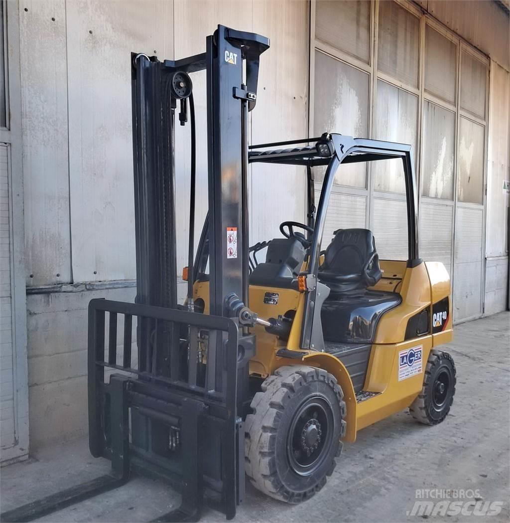 CAT DP40NT Дизелови камиони