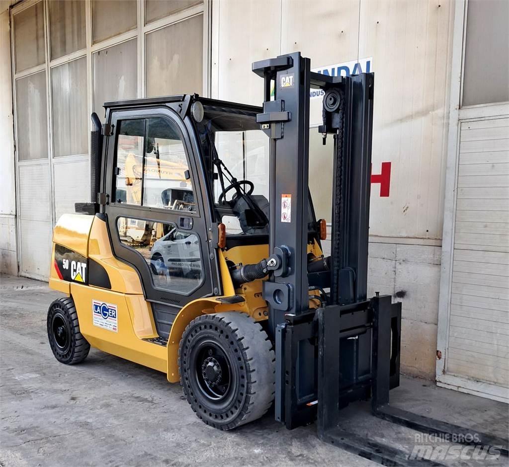 CAT DP50N Дизелови камиони