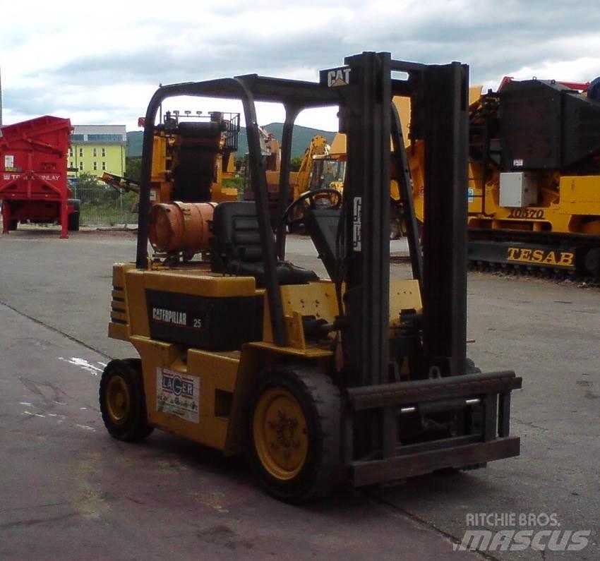 CAT GP25-2 Камиони с АГУ