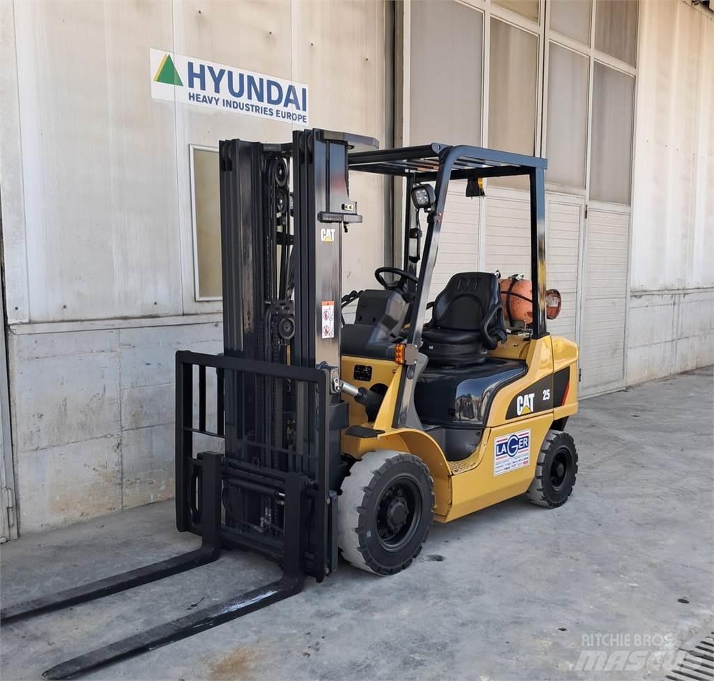 CAT GP25NT Камиони с АГУ