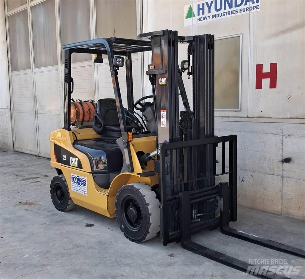 CAT GP25NT Камиони с АГУ