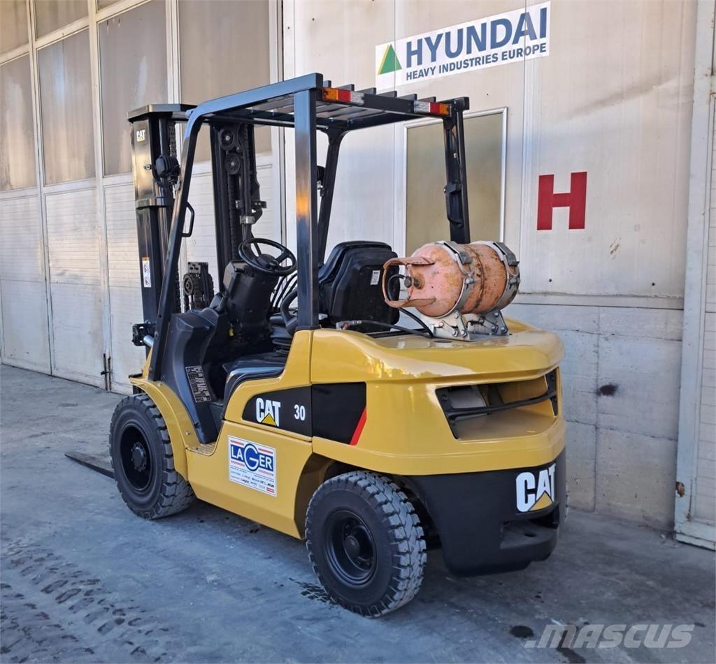CAT GP30NT Камиони с АГУ
