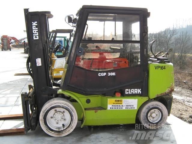 Clark CGP30 Камиони с АГУ