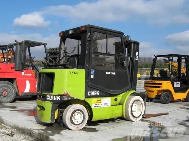 Clark CGP30 Камиони с АГУ