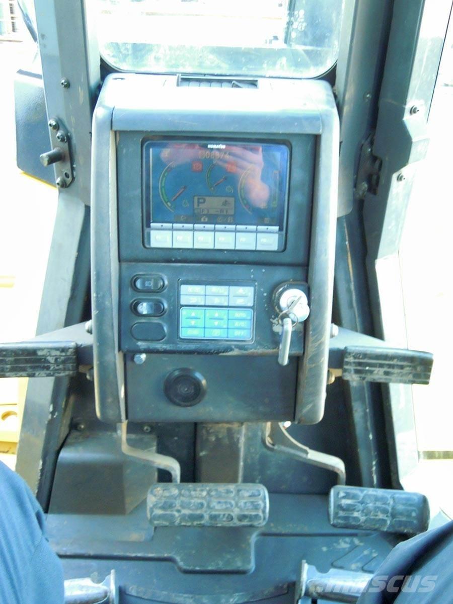 Komatsu D155AX-6 Верижни булдозери
