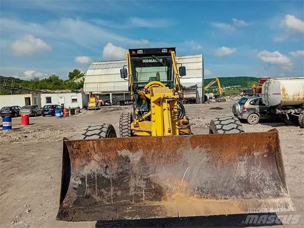 Komatsu GD655-3A Грейдери