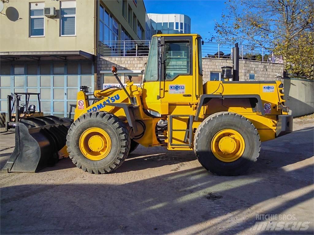 Komatsu WA270 Колесни товарачи