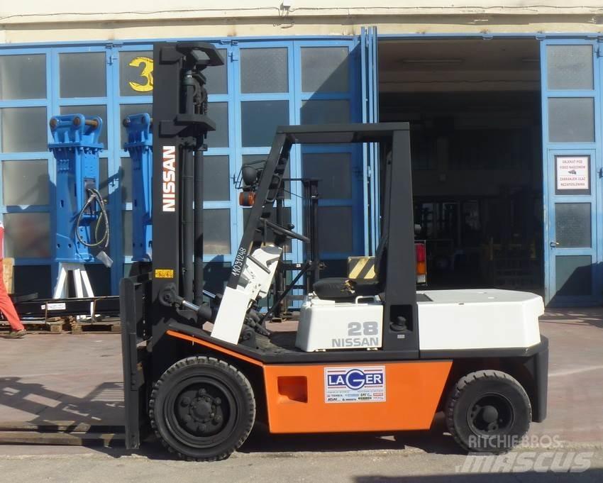 Nissan EGH02 Дизелови камиони