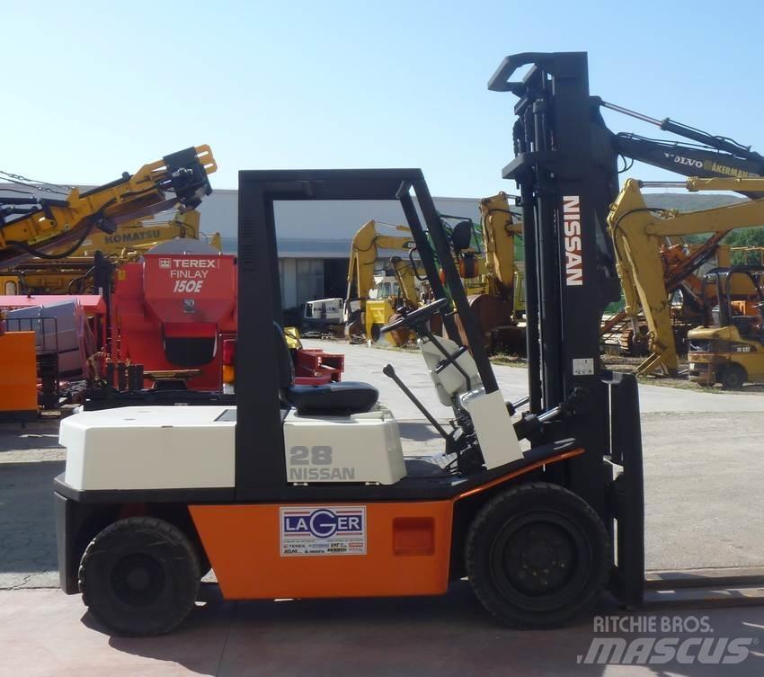 Nissan EGH02 Дизелови камиони