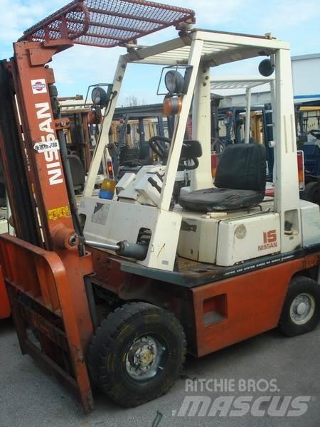 Nissan H01A15 Камиони с АГУ