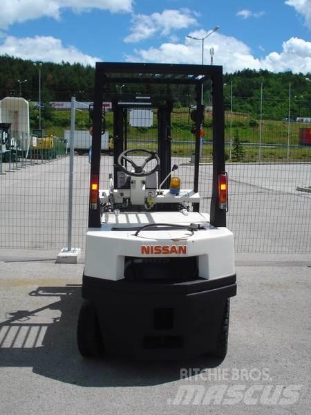Nissan H01A15 Камиони с АГУ