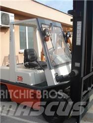 Nissan PH02M25 Вилични кари-повдигачи - други