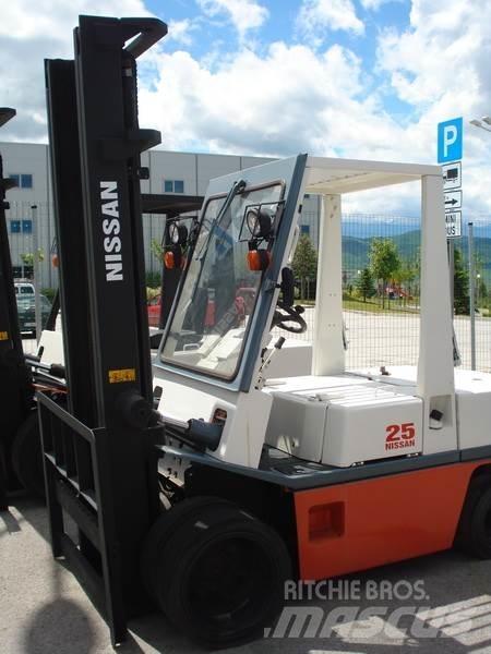 Nissan PH02M25 Вилични кари-повдигачи - други