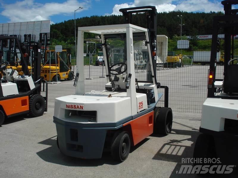 Nissan PH02M25 Вилични кари-повдигачи - други