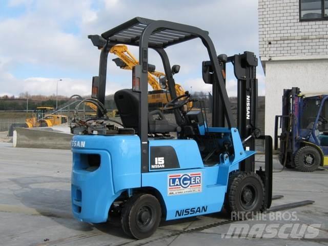 Nissan PJ01A15 Камиони с АГУ
