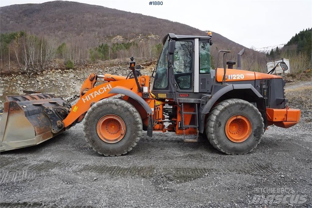 Hitachi ZW220 Колесни товарачи