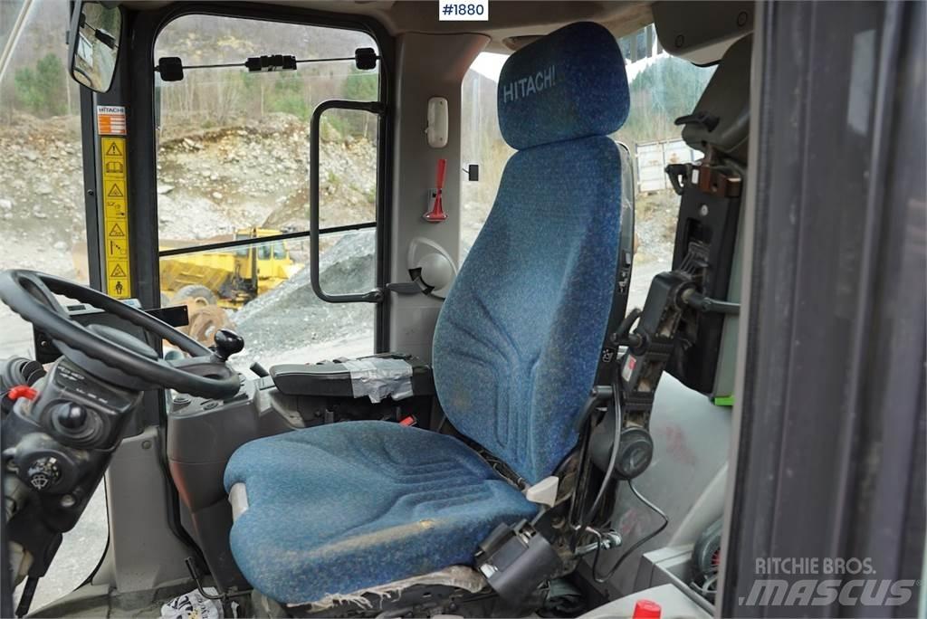 Hitachi ZW220 Колесни товарачи