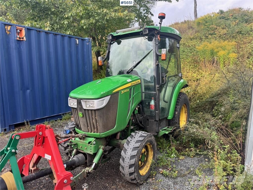 John Deere 3045R Трактори