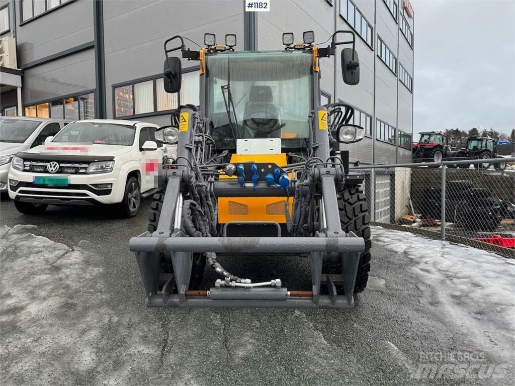 LM Trac 587 Многофункционални товарачи