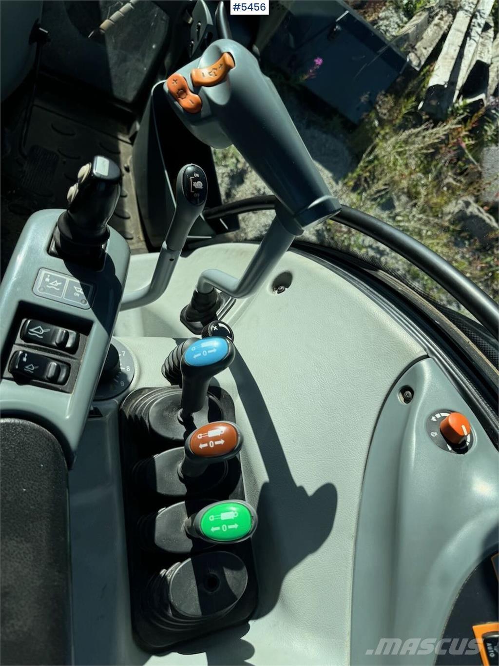 Valtra N123 Трактори