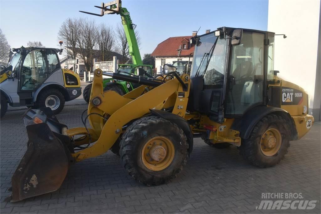 CAT 906M Колесни товарачи