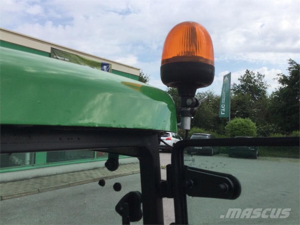 John Deere 1026R Трактори