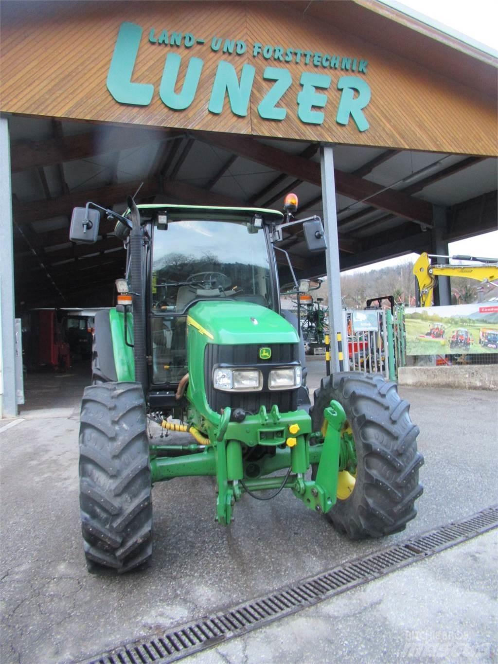 John Deere 5820 Трактори
