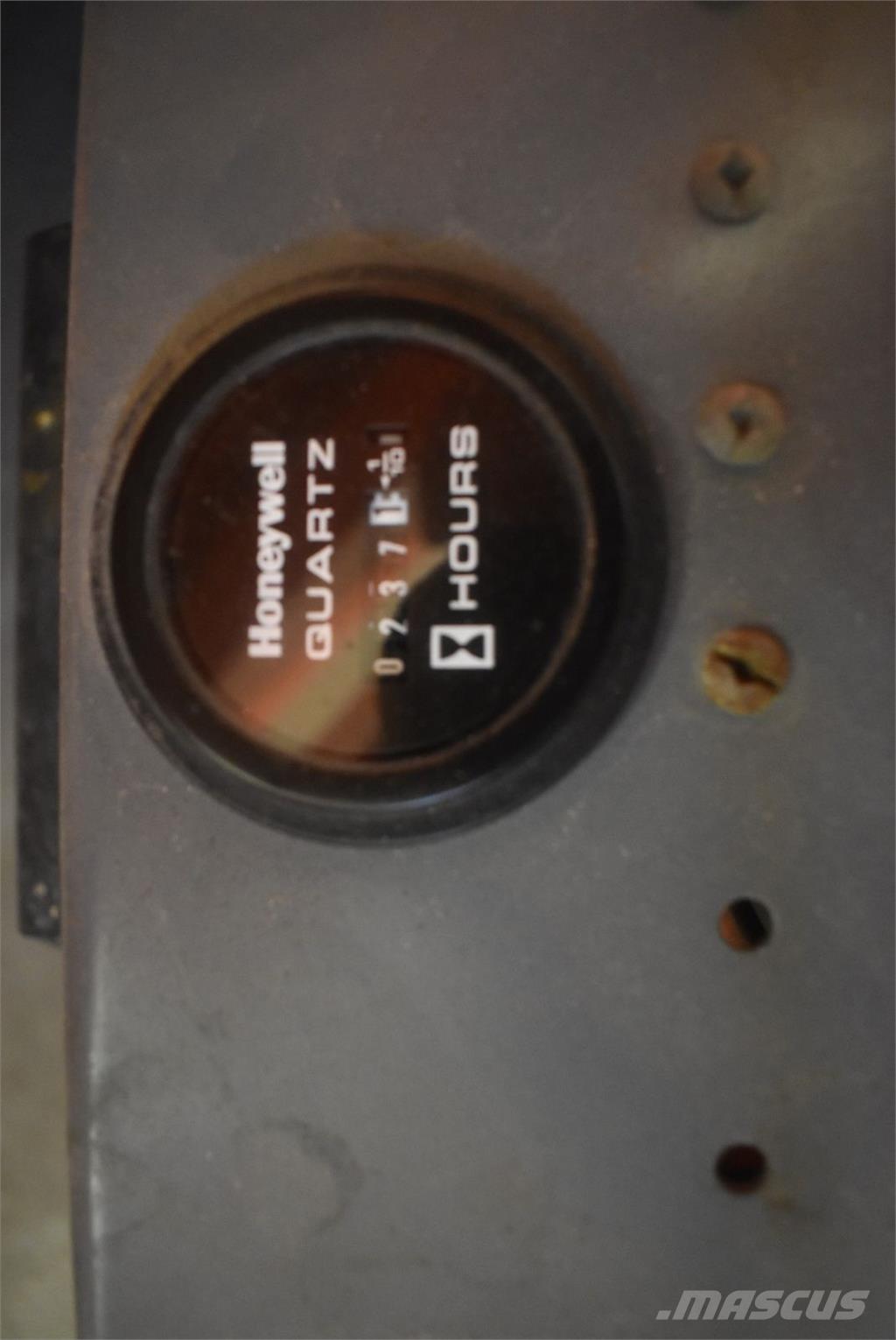 SkyJack SJ-III 3220 Съчленени стрелови подемници