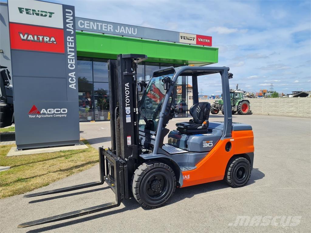 Toyota 52-8FDF30 Вилични кари-повдигачи - други