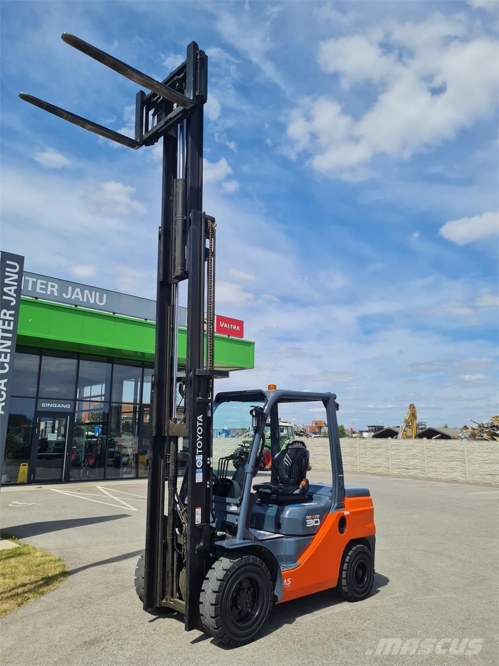 Toyota 52-8FDF30 Вилични кари-повдигачи - други