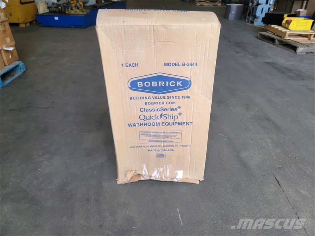  BOBRICK B-3644 Широки контейнери за палета