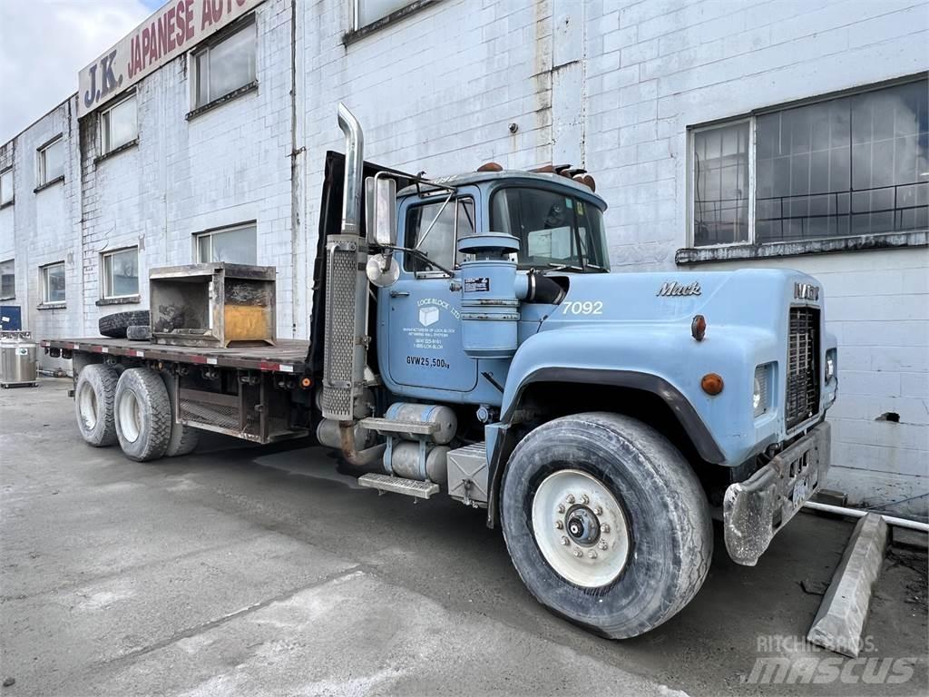 Mack RD690S Комунални съоражения