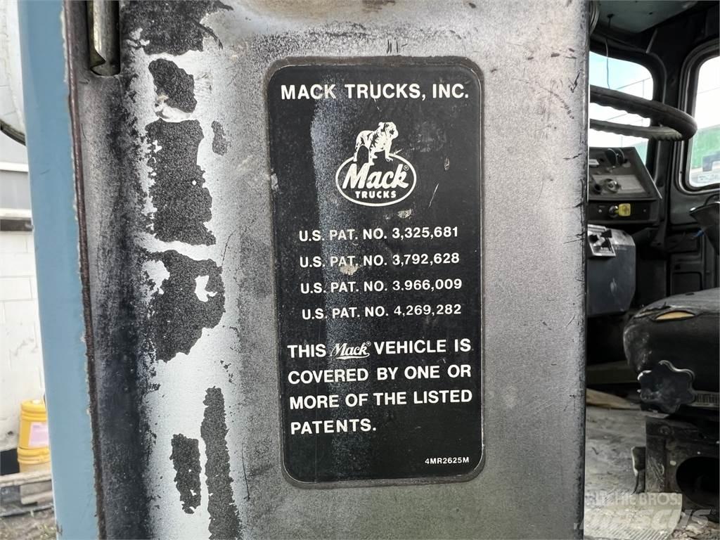 Mack RD690S Комунални съоражения