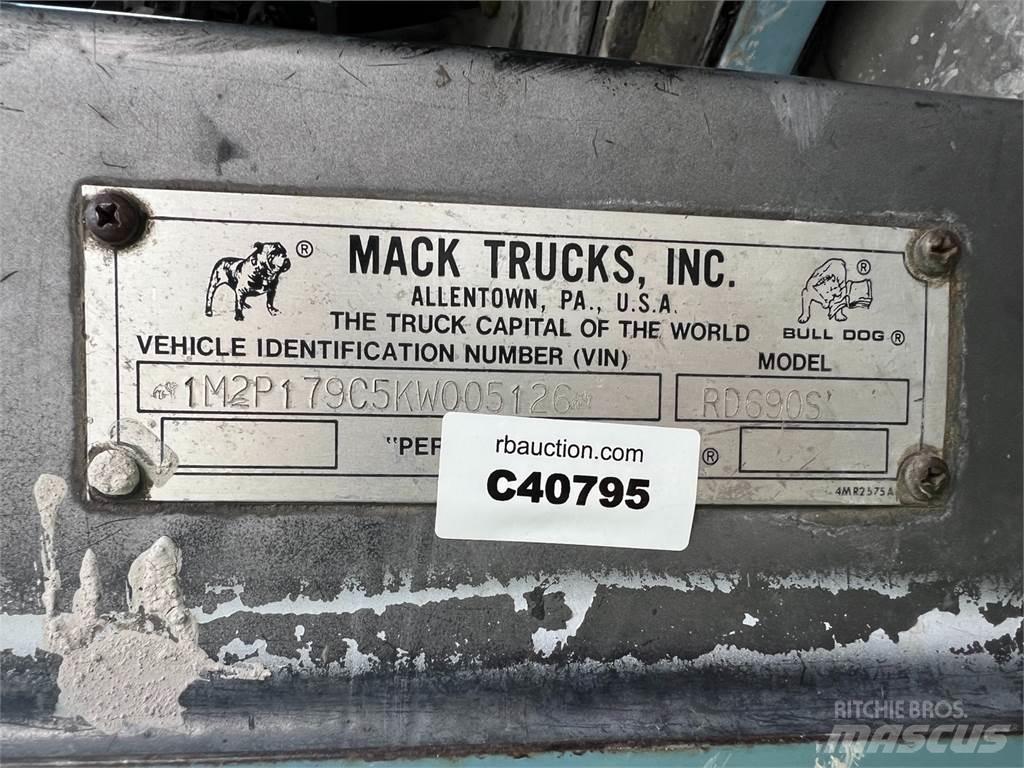 Mack RD690S Комунални съоражения