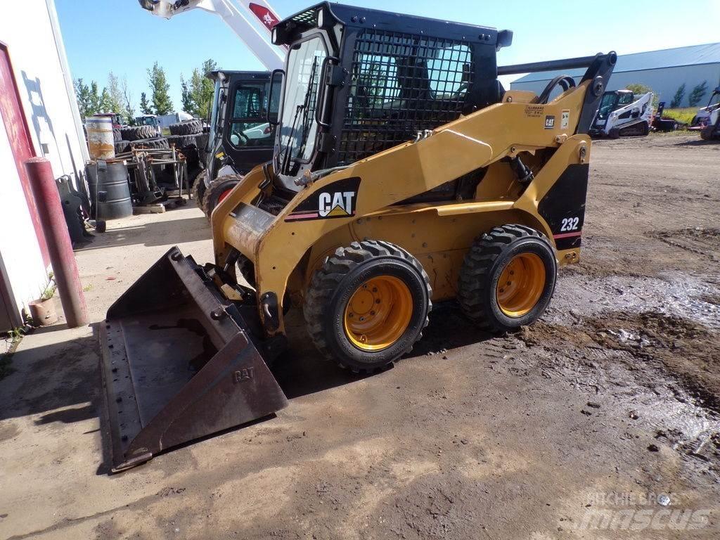 CAT 232 Мини товарачи
