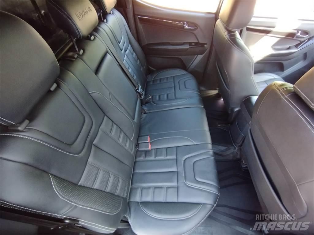 Isuzu Blade Пикапи