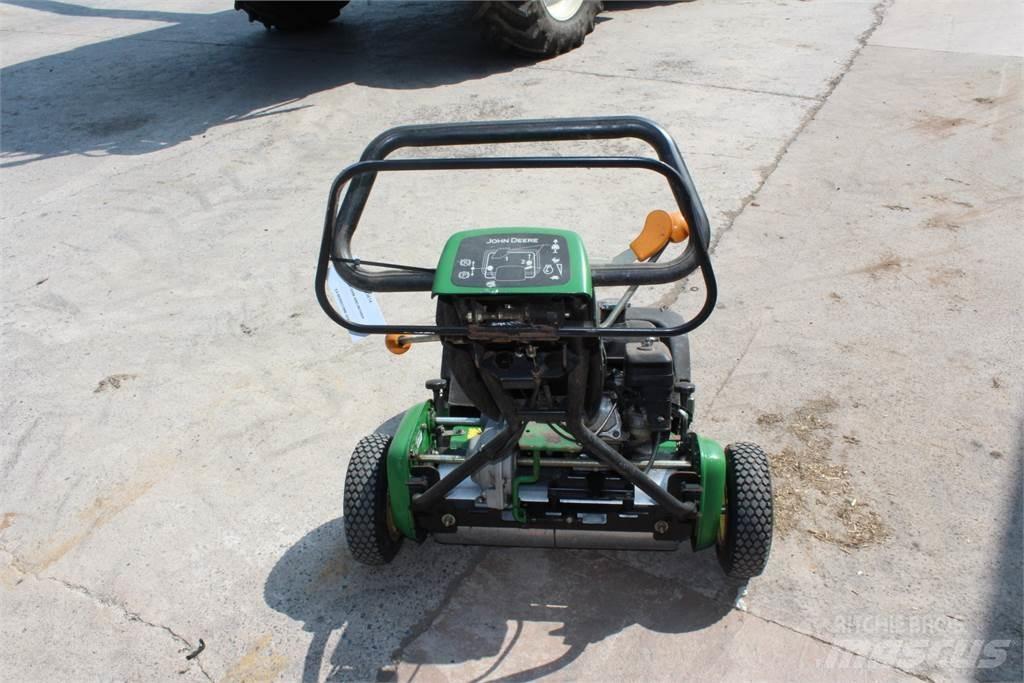 John Deere 220B Бутащи се косачки